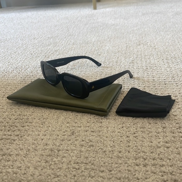 Revolve Aire Ceres V2 Black Sunglasses - Picture 3 of 4